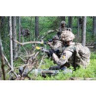 Des soldats britanniques du Royal Regiment of Artillery défendent leur position en forêt de Tapa, en Estonie.