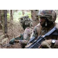 Un tireur d'élite du 2e régiment d'infanterie de marine (RIMa) progresse avec sa section en forêt de Tapa, en Estonie.