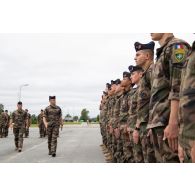 Le lieutenant-colonel Dorian Pauchet passe les troupes en revue pour la cérémonie du 14 juillet à Tapa, en Estonie.