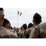 Le lieutenant-colonel Dorian salue le lever des couleurs pour la cérémonie du 14 juillet à Tapa, en Estonie.