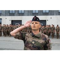 Le lieutenant-colonel Dorian Pauchet salue le lever des couleurs pour la cérémonie du 14 juillet à Tapa, en Estonie.