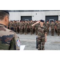 Le lieutenant-colonel Dorian Pauchet lit la lettre de félicitations adressée au capitaine Laurie pour la cérémonie du 14 juillet à Tapa, en Estonie.