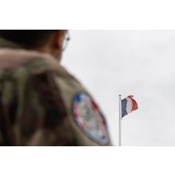 Lever des couleurs françaises à Tapa, en Estonie.