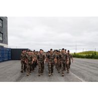 Des marsouins arrivent en section sur la place d'armes pour la cérémonie du 14 juillet à Tapa, en Estonie.