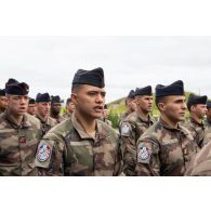 Le caporal Tumata arrive avec sa section en chantant sur la place d'armes pour la cérémonie du 14 juillet à Tapa, en Estonie.