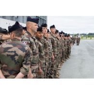 Le sergent-chef Jack s'aligne avec le reste de sa section sur la place d'armes pour la cérémonie du 14 juillet à Tapa, en Estonie.
