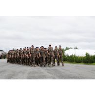 Des soldats de l'élément de soutien national (ESN) arrivent sur la place d'armes pour la cérémonie du 14 juillet à Tapa, en Estonie.