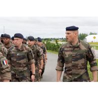 L'adjudant-chef Mickaël de l'élément de soutien national (ESN) dirige le défilé de sa section vers la place d'armes pour la cérémonie du 14 juillet à Tapa, en Estonie.