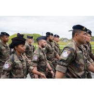 Les sergents-chefs Guillaume et Catherine de l'élément de soutien national (ESN) arrivent avec leur section sur la place d'armes pour la cérémonie du 14 juillet à Tapa, en Estonie.