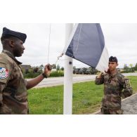 Le soldat de 1re classe Léo du 2e régiment d'infanterie de marine (RIMa) se tient prêt à envoyer les couleurs aux côtés de son camarade pour la cérémonie du 14 juillet à Tapa, en Estonie.
