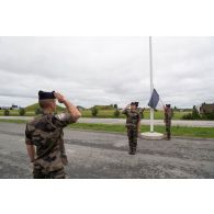 Le lieutenant-colonel Dorian Pauchet salue le commandant Sébastien du 2e régiment d'infanterie de marine (RIMa) pour la cérémonie du 14 juillet à Tapa, en Estonie.