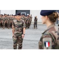 Le lieutenant-colonel Dorian Pauchet passe les troupes en revue pour la cérémonie du 14 juillet à Tapa, en Estonie.