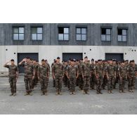 Les marsouins du 2e régiment d'infanterie de marine (RIMa) entonnent la Marseillaise pour la cérémonie du 14 juillet à Tapa, en Estonie.