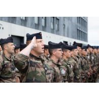 Le lieutenant Vincent du 2e régiment d'infanterie de marine (RIMa) salue le lever des couleurs en tête de sa section pour la cérémonie du 14 juillet à Tapa, en Estonie.