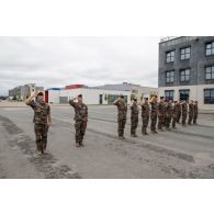 Des marsouins entonnent la Marseillaise pour la cérémonie du 14 juillet à Tapa, en Estonie.