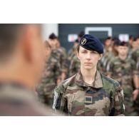 Portrait du capitaine Laurie à l'écoute de sa lettre de félicitations pour la cérémonie du 14 juillet à Tapa, en Estonie.