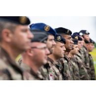 Portrait du sergent-chef Visevio de l'élément de soutien national (ESN) aux côtés de ses camarades pour la cérémonie du 14 juillet à Tapa, en Estonie.