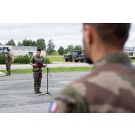 Le lieutenant-colonel Dorian Pauchet lit l'ordre du jour pour la cérémonie du 14 juillet à Tapa, en Estonie.