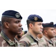 Portrait du sergent-chef Woody du 503e régiment du train (RT) aux côtés de ses camarades de l'élément de soutien national (ESN) pour la cérémonie du 14 juillet à Tapa, en Estonie.