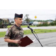 Le lieutenant-colonel Dorian Pauchet lit l'ordre du jour pour la cérémonie du 14 juillet à Tapa, en Estonie.