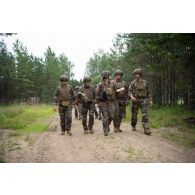 Des sapeurs de marine du 6e régiment du génie (RG) se dirigent vers un lieu d'exercice à Tapa, en Estonie.