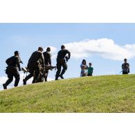 Des brancardiers polonais transportent leur camarade simulant une blessure pour une épreuve d'évacuation sanitaire à Nursipalu, en Estonie.