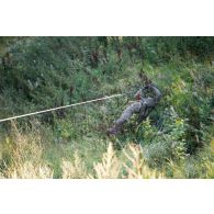 Un soldat polonais descend en tyrolienne pour une épreuve à Nursipalu, en Estonie.