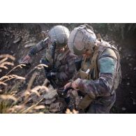 Le sergent Rayan et le caporal Flavien du 2e régiment d'infanterie de marine (RIMa) analysent le retour image d'un drone pour l'assaut de la tranchée adverse à Tapa, en Estonie.