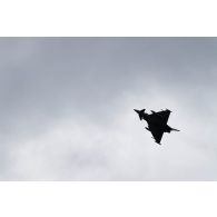 Un avion Eurofighter Typhoon italien réalise un vol à basse altitude au-dessus de Tapa, en Estonie.