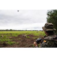 Un guetteur aérien tactique avancé (GATA) espagnol de la brigade Extremadura XI se coordonne avec avion Eurofighter Typhoon italien pour la progression de soldats britanniques Tapa, en Estonie.