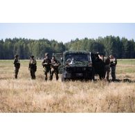 Des guetteurs aériens tactiques avancés (GATA) espagnols, estoniens et lituaniens se coordonnent avec les forces aériennes à Kazlų Rūda, en Estonie.