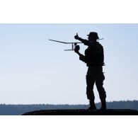 Un guetteur aérien tactique avancé (GATA) lituanien déploie un drone Raven RQ-11 à Kazlų Rūda, en Lituanie.