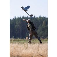 Un guetteur aérien tactique avancé (GATA) lituanien déploie un drone Raven RQ-11 à Kazlų Rūda, en Lituanie.