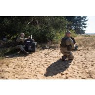 Des guetteurs aériens tactiques avancés (GATA) lituanien recueillent les images d'un drone Raven RQ-11 à Kazlų Rūda, en Lituanie.