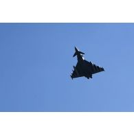 Un avion Eurofighter Typhoon italien réalise un vol à basse altitude au-dessus de Tapa, en Estonie.