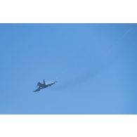 Un avion Eurofighter Typhoon italien réalise un vol à basse altitude au-dessus de Tapa, en Estonie.