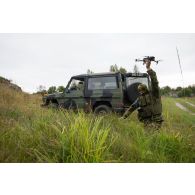 Un soldat de la ligue de défense estonienne (EDL) déploie un drone pour observer la zone en forêt de Saaremaa, en Estonie.