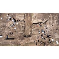 Des sapeurs de marine du 6e régiment du génie (RG) et des soldats des Royal Engineers creusent une tranchée à Tapa, en Estonie.