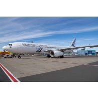 Un avion Aribus A330-200 de l'escadron de transport 3/60 Esterel stationne sur l'aéroport de Tallinn, en Estonie.