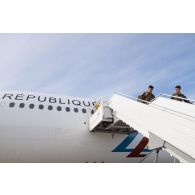 Des soldats du 7e bataillon de chasseurs alpins (BCA) descendent d'un avion A300-200 sur l'aéroport de Tallinn, en Estonie.