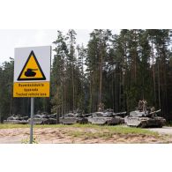 Une colonne de chars Challenger 2 britanniques du Queen's Royal Hussars stationne en lisière de forêt à Tapa, en Estonie.