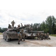 Des marsouins du régiment d'infanterie-chars de marine (RICM) et des soldats britanniques du Queen's Royal Hussars se préparent à partir en exercice à Tapa, en Estonie.
