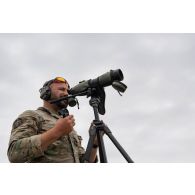 Un tireur d'élite tchèque observe le tir de son binôme à Gaizunai, en Lituanie.