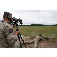 Un tireur d'élite tchèque observe le tir de son binôme à Gaizunai, en Lituanie.
