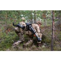 Des soldats britanniques du Rifles Regiment transportent des lance-missiles next generation light antitank weapon (NLAW) en forêt de Soodla, en Estonie.