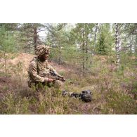 Un soldat britannique du Rifles Regiment sécurise le périmètre en forêt de Soodla, en Estonie.