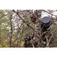 Un soldat britannique du Rifles Regiment sécurise le périmètre en forêt de Soodla, en Estonie.