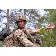 Un soldat britannique du Rifles Regiment sécurise le périmètre en forêt de Soodla, en Estonie.