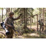 Des soldats britanniques du Rifles Regiment transportent des lance-missiles next generation light antitank weapon (NLAW) en forêt de Soodla, en Estonie.