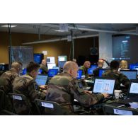 Des soldats du Corps de réaction rapide-France (CRR-FR) travaillent au poste de commandement de l'exercice Orion 4 à Mailly-le-Camp.